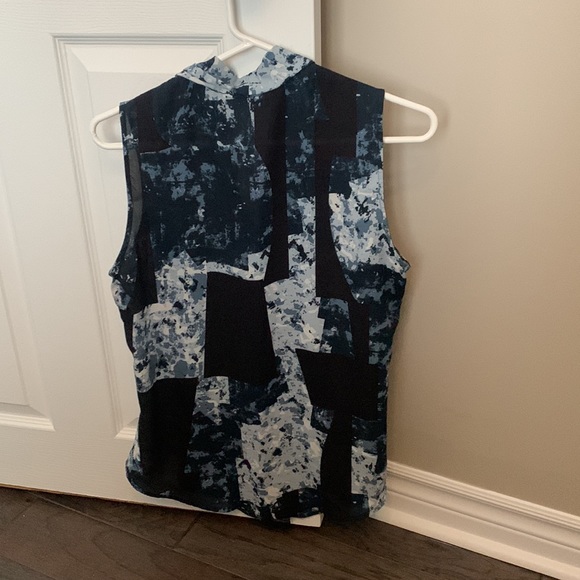Multitone blue patterned sleeveless blouse - Picture 2 of 4